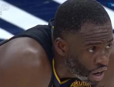 世俱杯参赛资格-比赛中一名球员受伤退场，引起球迷担忧的简单介绍